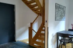 eingangsbereich-holztreppe-ferienhaus-mosel-scaled
