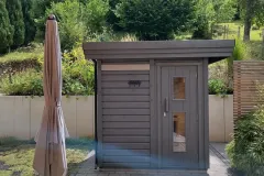 ferienhaus-61-gartensauna-terrassenbereich-mit-sonnenschirm
