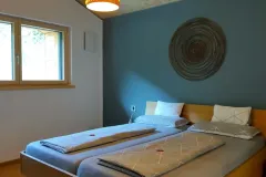 schlafzimmer-doppelbett-ferienhaus-mosel-scaled