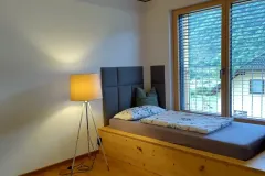 schlafzimmer-ferienhaus-mosel-ausblick-scaled