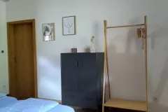schlafzimmer-ferienhaus-mosel-modern-scaled